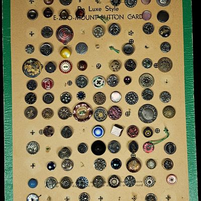 Sale Photo Thumbnail #170: De Luxe Style E-Z-O-MOUNT Retail Button Display Card from Hillside Studio