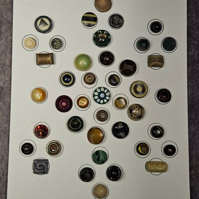 Sale Photo Thumbnail #186: A Collection of Assorted Vintage Plastic and Early Synthetic Sewing Buttons