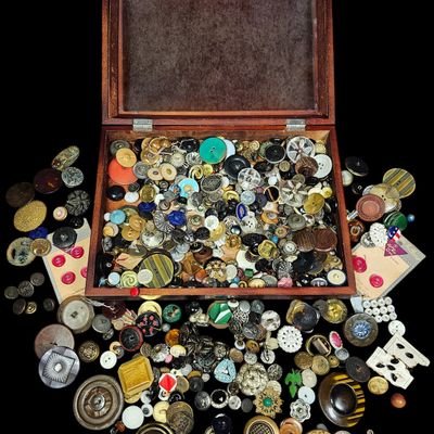 Sale Photo Thumbnail #159: A Collection of Vintage and Antique Buttons and Sewing Notions in a Glass Lid Wooden Case
