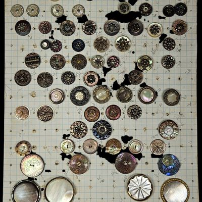 Sale Photo Thumbnail #172: An Assortment of Antique Victorian and Vintage Buttons of Mother of Pearl Glass and Metal
