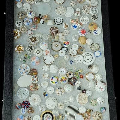 Sale Photo Thumbnail #162: A Collection of Vintage and Antique Glass and Porcelain Buttons