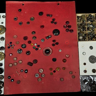 Sale Photo Thumbnail #325: Collection of Antique and Vintage Glass and Metal Buttons