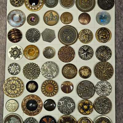 Sale Photo Thumbnail #248: A Collection of Victorian Era Mixed Material Pictorial and Decorative Buttons