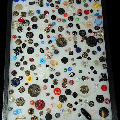 Sale Photo Thumbnail #157: A Collection of Antique and Vintage Buttons Including Victorian Glass Metal Pictorial and Art Glass