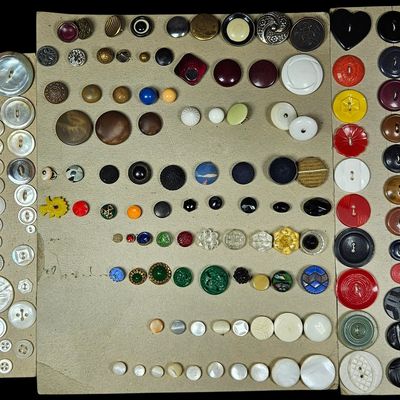 Sale Photo Thumbnail #271: Collection of Approximately 180 Vintage and Antique Buttons Including Mother of Pearl Glass Bakelite and Military motifs
