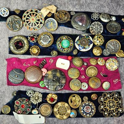Sale Photo Thumbnail #375: A Collection of Approximately 50 Vintage and Antique Collectible Fashion and Military Buttons