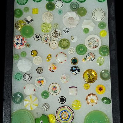 Sale Photo Thumbnail #160: A Collection of Assorted Vintage and Antique Glass and Ceramic Buttons