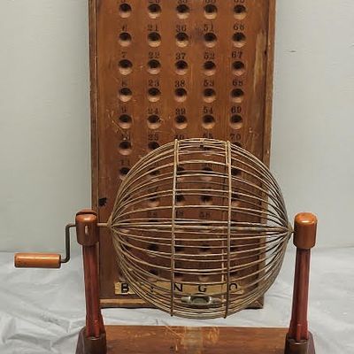 antique bingo set Bakelite poles on spinner master board and 61 balls