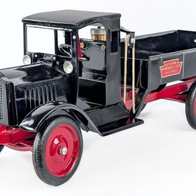 Restored Keystone Hydraulic-Lift Dump Truck