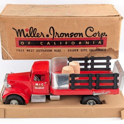 Smith Miller #532 MIC Lift-O-Matic Truck w/ Box