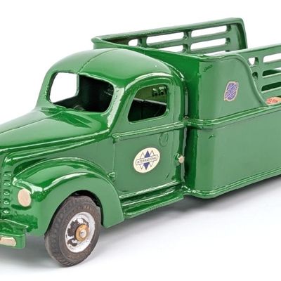 Arcade Cast Iron International Stake Truck