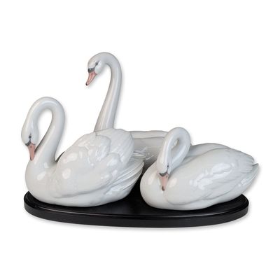 Sale Photo Thumbnail #406: Lladro Porcelain Swan Sculpture, Elegant Trio on Base 01006591