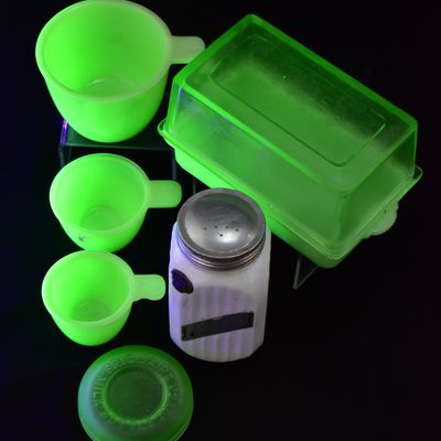 DEPRESSION GLASS ERA KITCHEN GLASSWARE ASSORTMENT