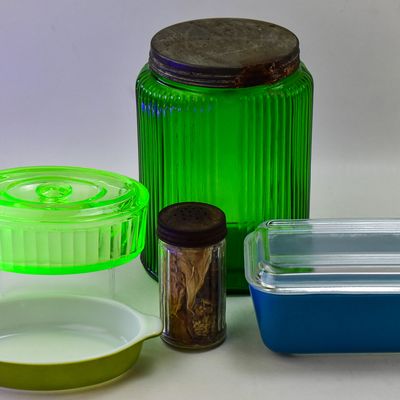 DEPRESSION ERA GLASS KITCHENWARE ASSORTMENT: OWENS-ILLINOIS, ANCHOR HOCKING, PYREX