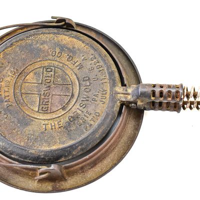 GRISWOLD NO. 8 CAST IRON WAFFLE IRON