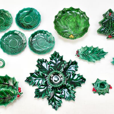 COLLECTION OF HAND-PAINTED CHRISTMAS "HOLLY" TABLEWARE & MORE