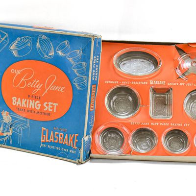 MCKEE GLASBAKE "OUR BETTY JANE" 9-PIECE BAKING SET