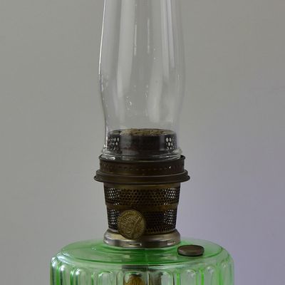 MANTLE LAMP COMPANY ALADDIN NU-TYPE MODEL-B URANIUM GLASS OIL LAMP