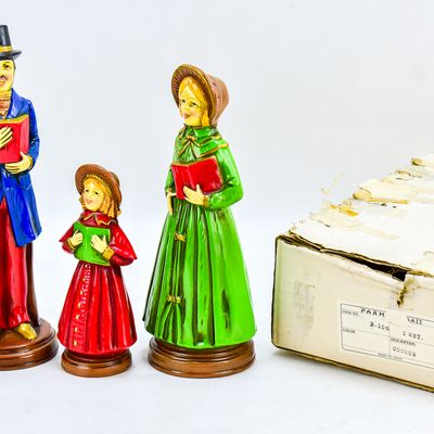 VICTORIAN CHRISTMAS CAROLER FIGURINES