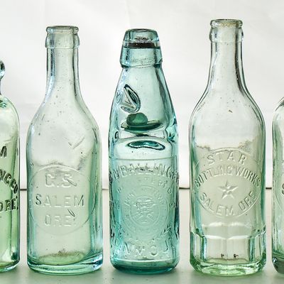 WILLAMETTE VALLEY GLASS BOTTLE ASSORTMENT: SALEM, WOODBURN, MONMOUTH