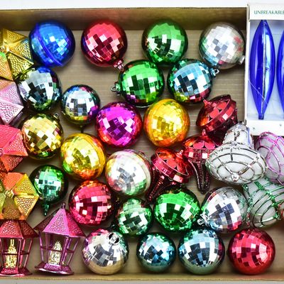 NEW/OLD STOCK BOXED JEWELBRITE CHRISTMAS ORNAMENTS AND ASSORTED "UNBREAKABLE" PLASTIC ORNAMENTS