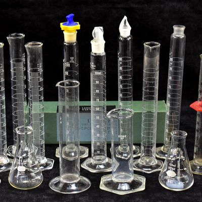 LABORATORY GLASSWARE ASSORTMENT: ERLENMEYER FLASKS, GRADUATED CYLINDERS