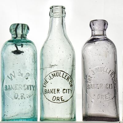 FIVE BAKER CITY, OREGON GLASS BOTTLES: THE J. MULLER COMPANY AND W&S