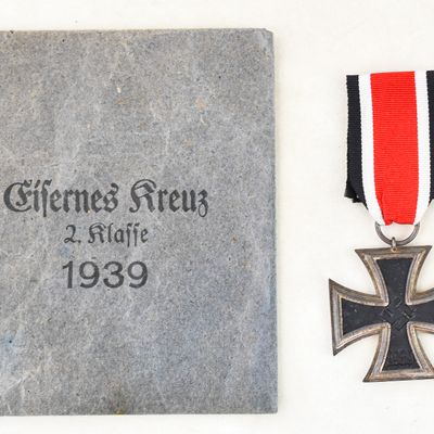 GERMAN WWII IRON CROSS 2ND CLASS MEDAL, W/ BLUE ISSUE BAG