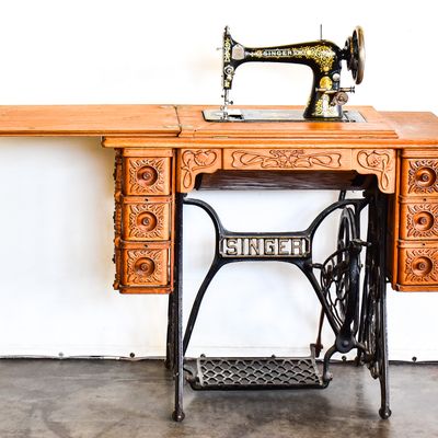 7 DRAWER TIGER OAK SINGER TREADLE SEWING MACHINE