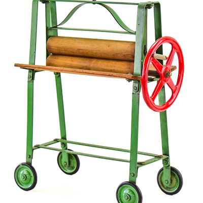 CHILD'S TOY CLOTHES WRINGER