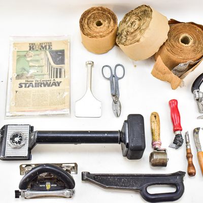 ASSORTMENT OF CARPET LAYER'S TOOLS