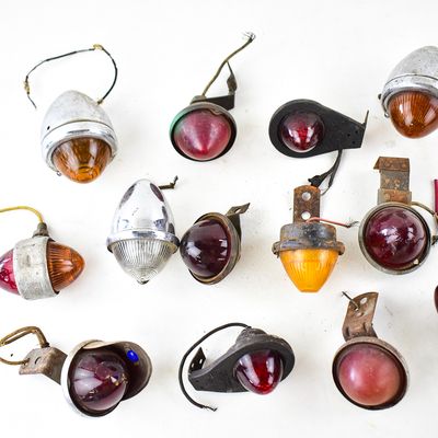 THIRTEEN EARLY 20TH CENTURY SIGNAL LIGHTS: "KING BEE", DO-RAY LAMP CO., AND MORE