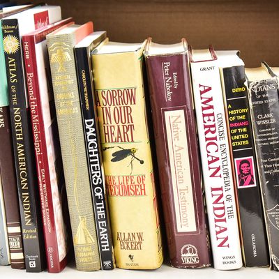 15 ASSORTED BOOKS ON NATIVE AMERICAN HISTORY & WESTERN EXPANSION