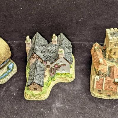 Sale Photo Thumbnail #184: 3 David Winter Cottage Figurines Costwold Village Pudding Cottage Benboy's Farmhouse