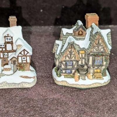 Sale Photo Thumbnail #367: 4 David Winter Mini Cottages Ornaments