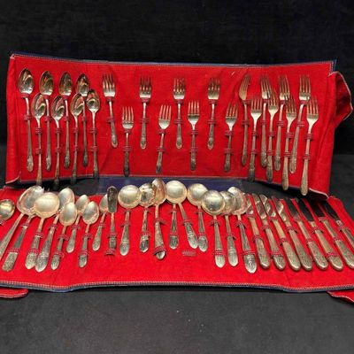 Sale Photo Thumbnail #340: Wm Rogers Mfg Co Silverplated Flatware Set with Extra Plate