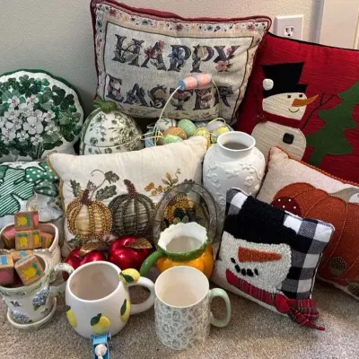 Holiday Pillows And Decor