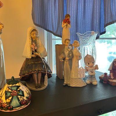 Sale Photo Thumbnail #10: Vintage retired Lladro among others. 