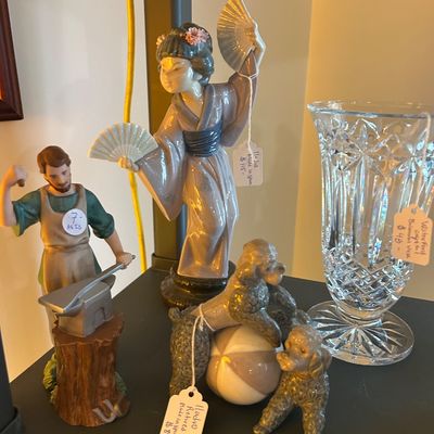 Sale Photo Thumbnail #12: Vintage retired Lladro pieces. 