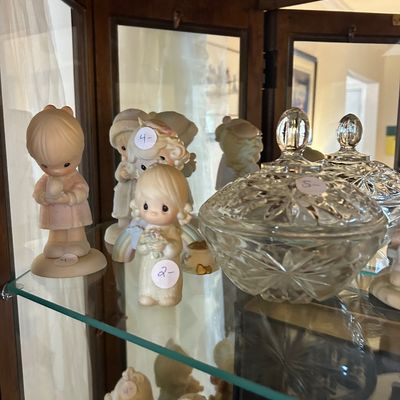 Sale Photo Thumbnail #53: Large collection of precious moments figurines. 