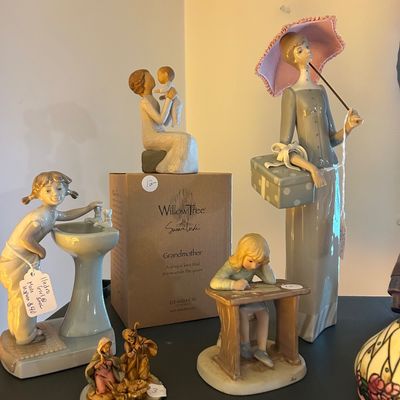 Sale Photo Thumbnail #9: Vintage retired Lladro pieces. 