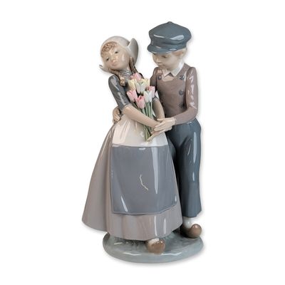 Lladro Glazed Porcelain Figurine, Dutch Couple with Tulips  01005124