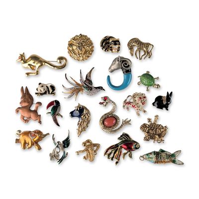 20pc Collection of Vintage Animal Themed Costume Jewelry Pendant and Brooch Pins