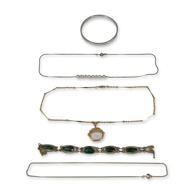 5pc Assortment of Vintage Jewelry Pieces