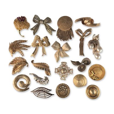20pc Collection of Vintage Gold Tone Costume Brooch Pins