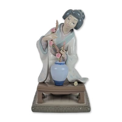 Lladro Porcelain Oriental Girl Figurine 4840