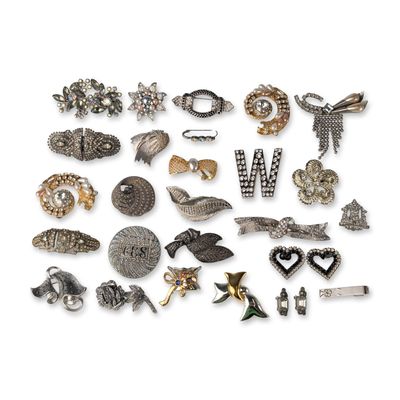 29pc Vintage Costume Jewelry Including Vendome and Hollywood Brooch Pins and Clips