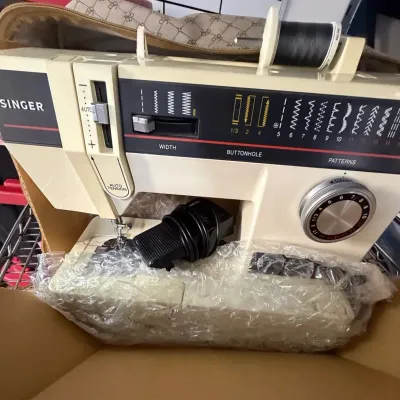 Vintage Singer Model 4572 Sewing Machine with Designer-Style Carrying Tote
