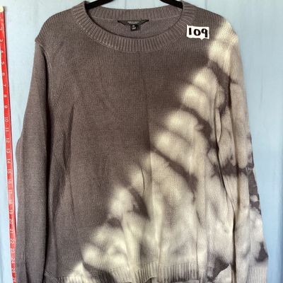 Sale Photo Thumbnail #439: Women's long-sleeve knit sweater by Simply Vera Vera Wang in a grey and white tie-dye pattern. Features a crew neckline, ribbed hem, and side slits. Size XL. Made in China. In good gently used condition with no visible stains or damage. Measures approxima