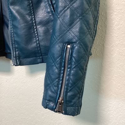Sale Photo Thumbnail #513: Women's teal blue faux leather moto-style jacket by Baccini. Features a front zip closure, snap collar, quilted details on sleeves and shoulders, stretchy knit side panels, and zippered cuffs. Fully lined. Appears to be in good condition. Women’s medium